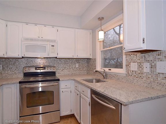 3rd image of 39 Wood Hollow Ln