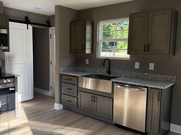 5th image of 327 Cardinal Dr
