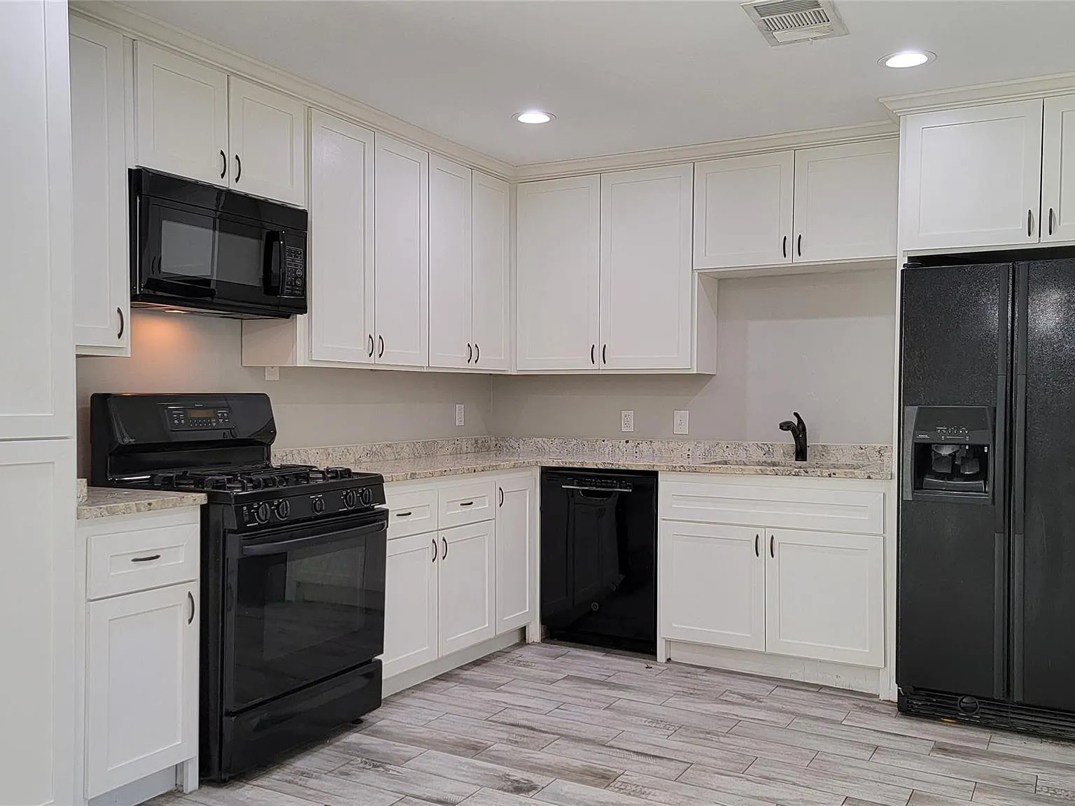 3 bed, 1.5 bath, 1278 sqft, $1,700 — Photo 3
