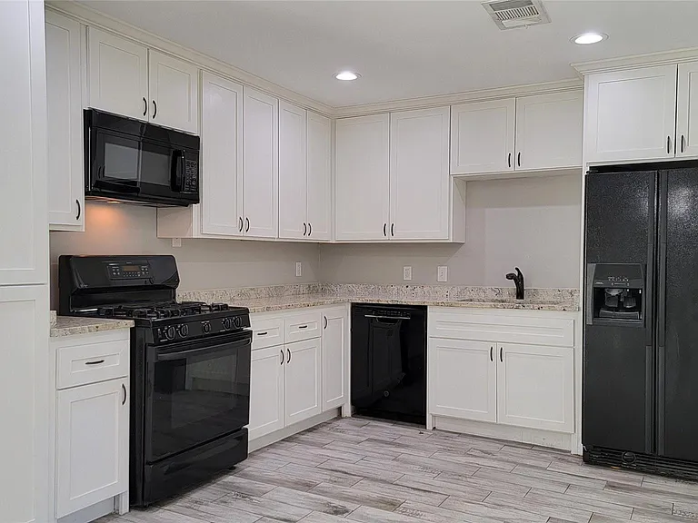 3819 Heatherbrook Dr — Photo 3