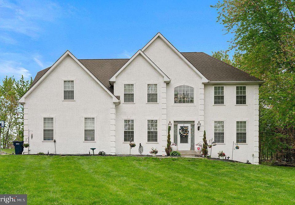 1st image of 32 Meadow Ln