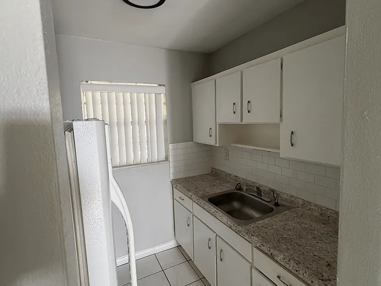2140 Monroe St — Photo 6