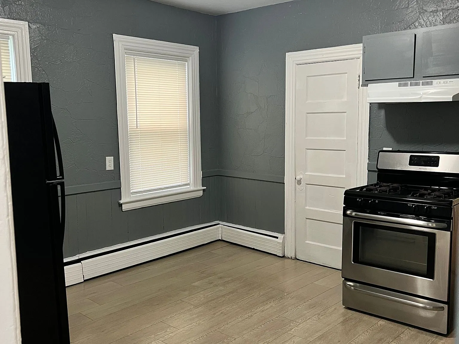 3 bed, 1140 sqft, $2,180 — Photo 3