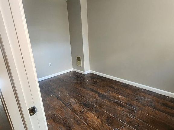 4th image of 2061 E Clementine St
