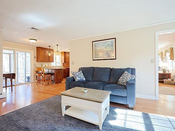 5th image of 25 Miscoe Brook Dr