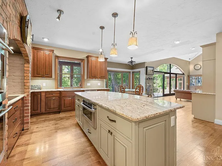 7883 Chestershire Dr — Photo 3