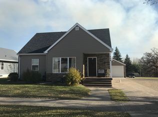 704 Emmerling Ave, Walhalla, ND 58282