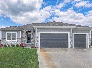 1113 Winterberry Cir, Oak Grove, MO 64075