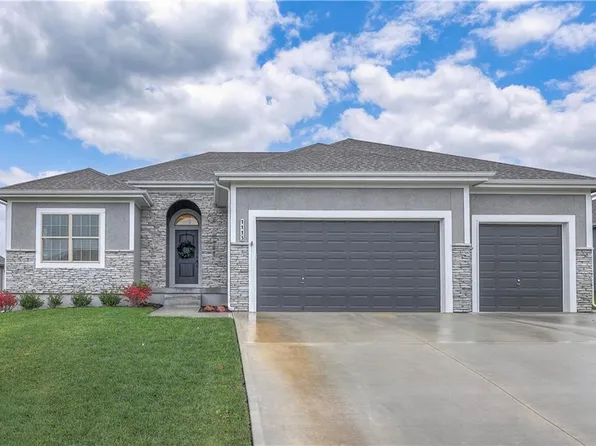 1113 Winterberry Cir, Oak Grove, MO 64075