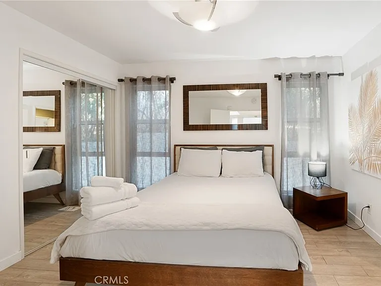 1447 N Kings Rd — Photo 22