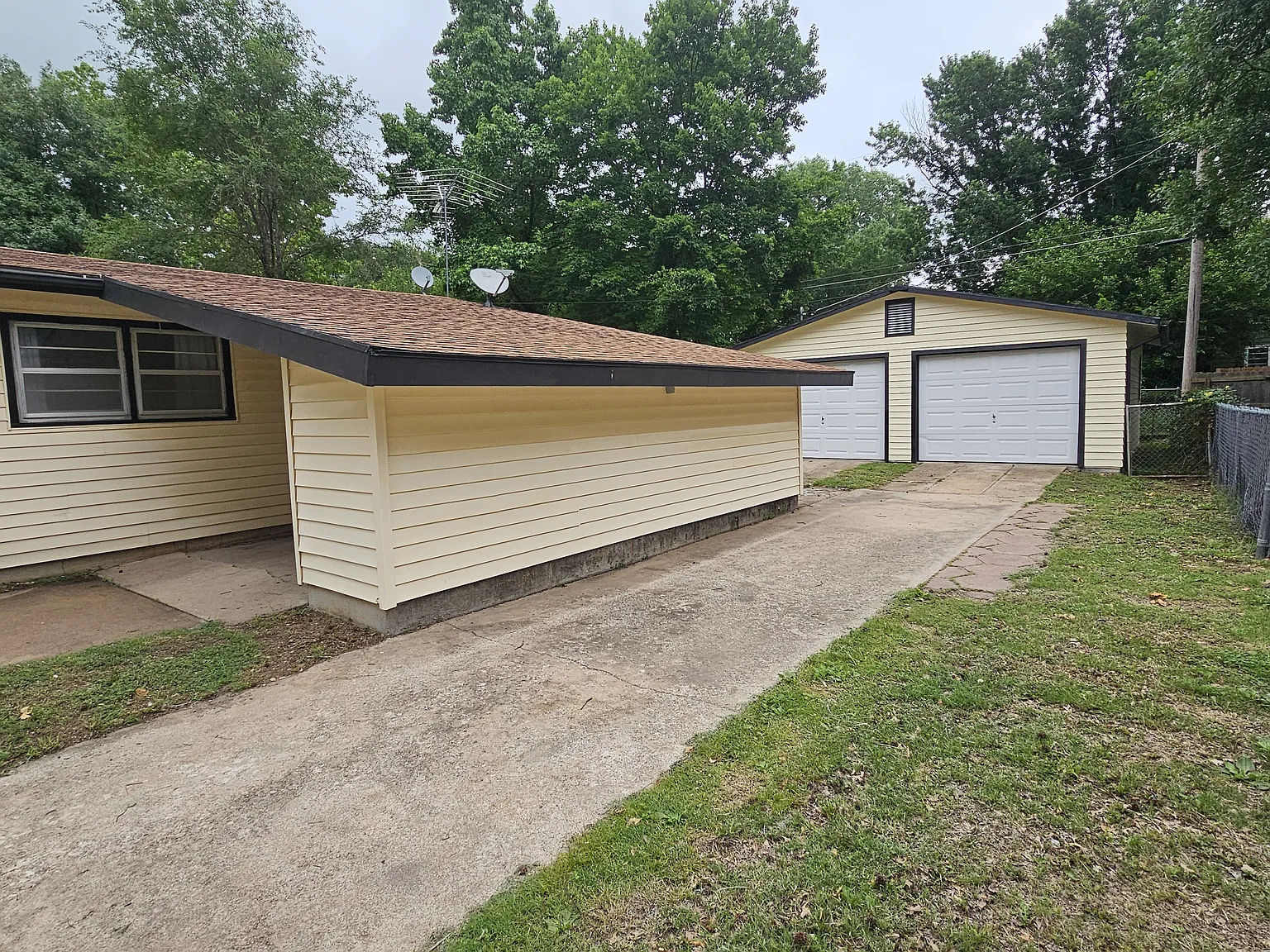 3 bed, 1000 sqft, $1,050 — Photo 3