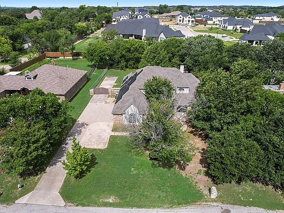 3rd image of 1320 Shady Ln S