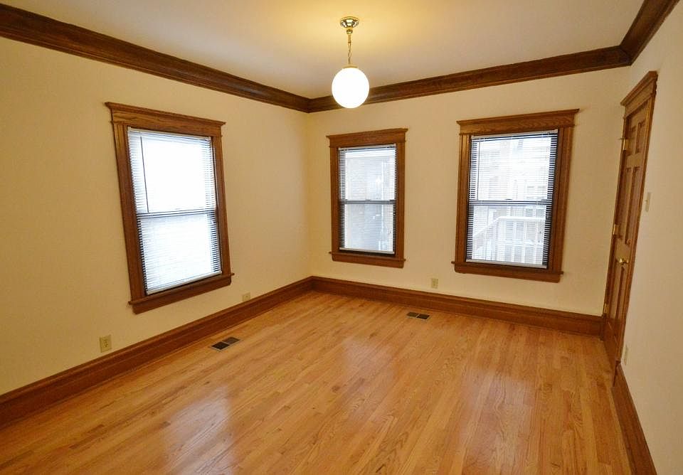 1st image of 1935 N Sheffield Ave APT 2R
