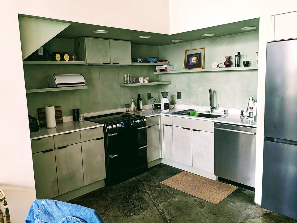 Kitchen with brand-new appliances (induction stove, Samsung bespoke fridge, Bosch dishwasher)