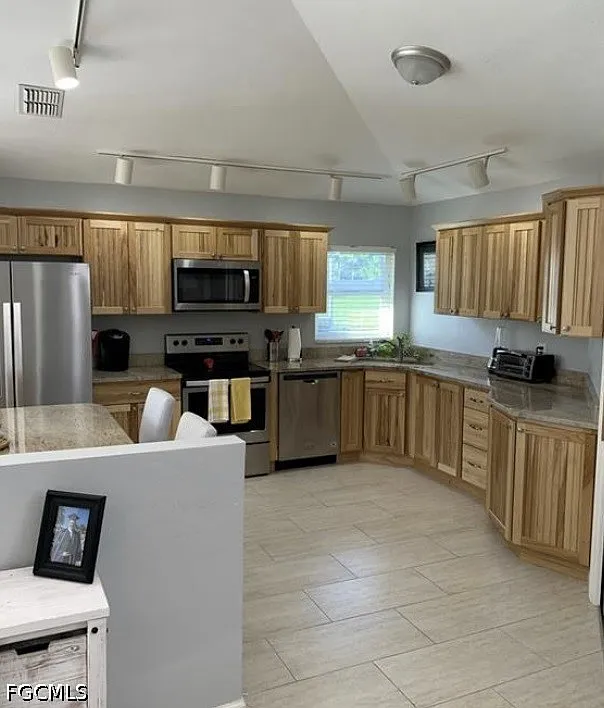3 bed, 2.0 bath, 1800 sqft, $2,800 — Photo 2