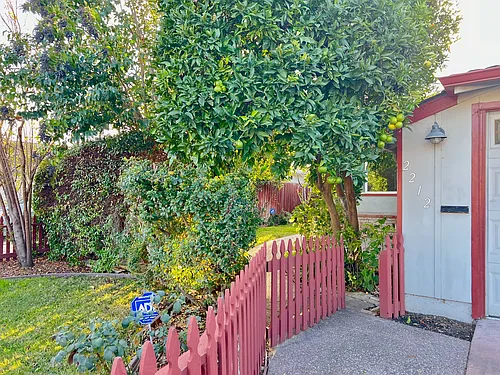 2212 Francis Ave Photo 1