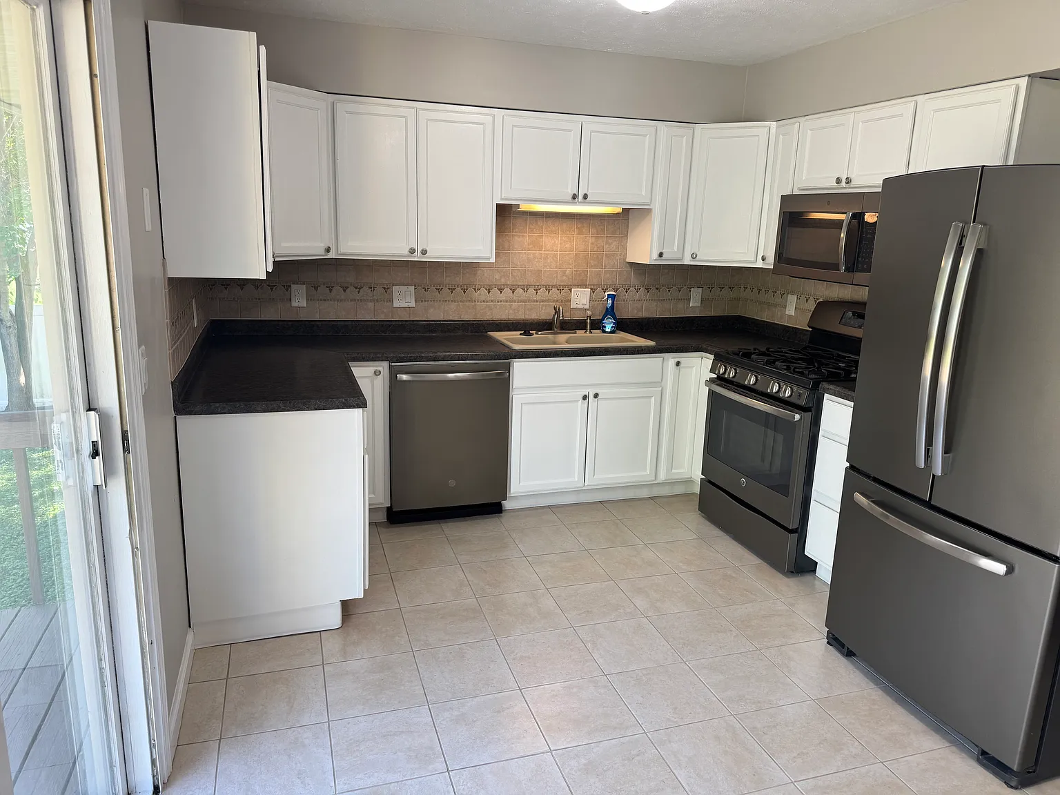 4 bed, 2128 sqft, $2,200 — Photo 3