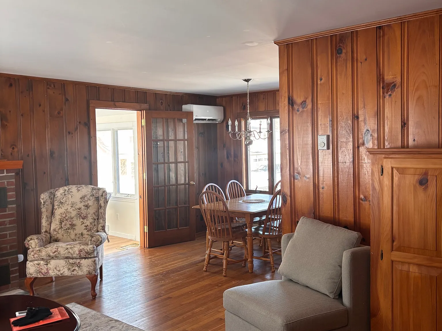 3 bed, 1.0 bath, 1320 sqft, $2,400 — Photo 3