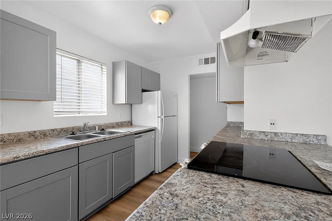 2 bed, 2.0 bath, 3748 sqft, $1,300 — Photo 4