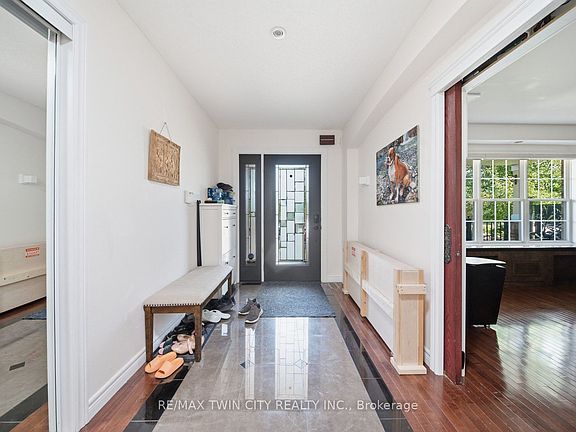 3rd image of 33 Hunter Way