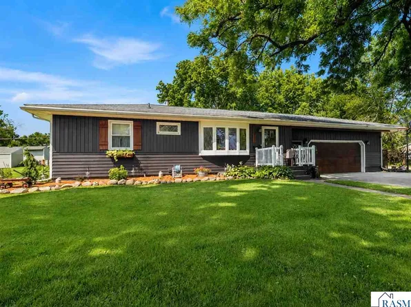 313 1st St SE, Madelia, MN 56062