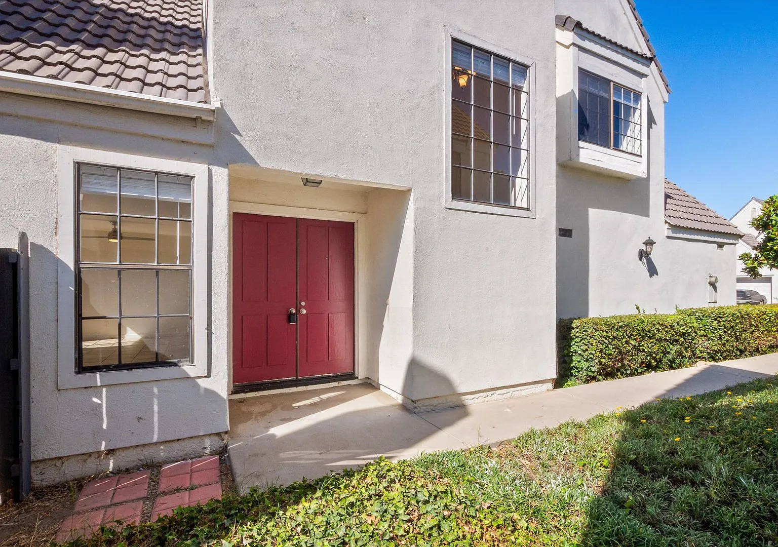 Renovated 2bed x 2.5bath Townhouse with Private Patio & 2-Car Garage — Photo 4