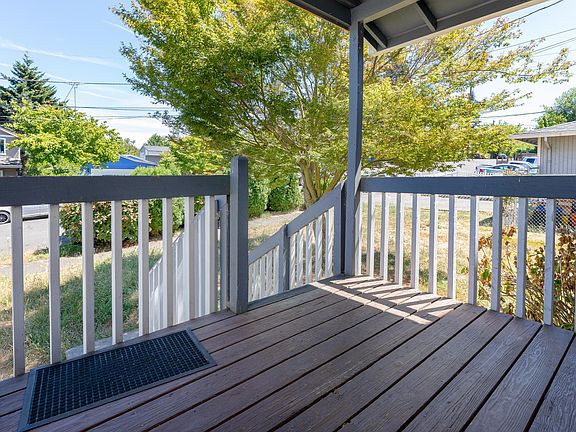 Large covered deck (shared)