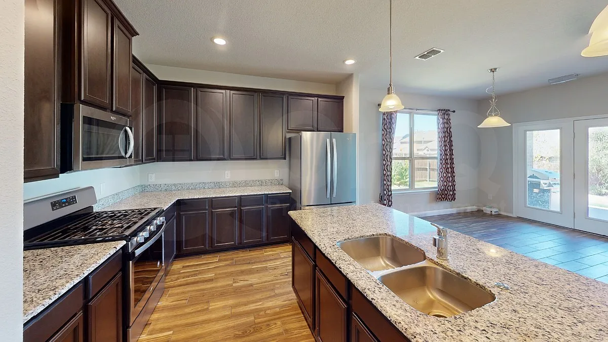 4 bed, 3.0 bath, 2827 sqft, $3,300 — Photo 4
