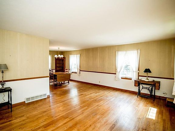 3rd image of 414 Stafford Dr