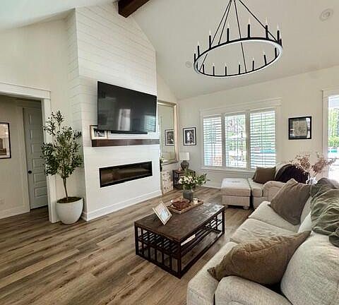 4th image of 1085 Lagrange Rd