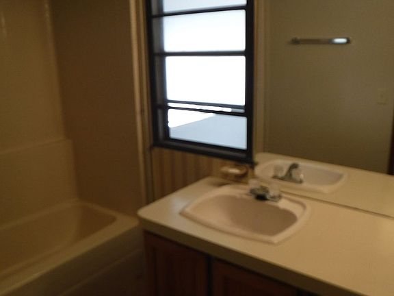 4th image of 807 Greenbrier St