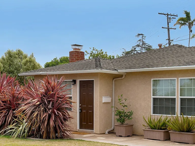 3709 Oleander Dr — Photo 3