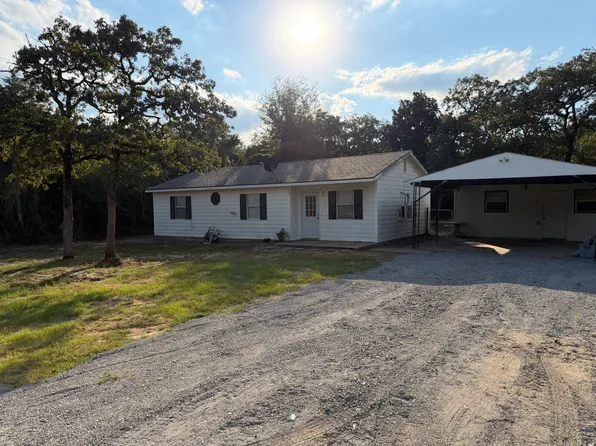 305 Sycamore Ln, Hilltop Lakes, TX 77871