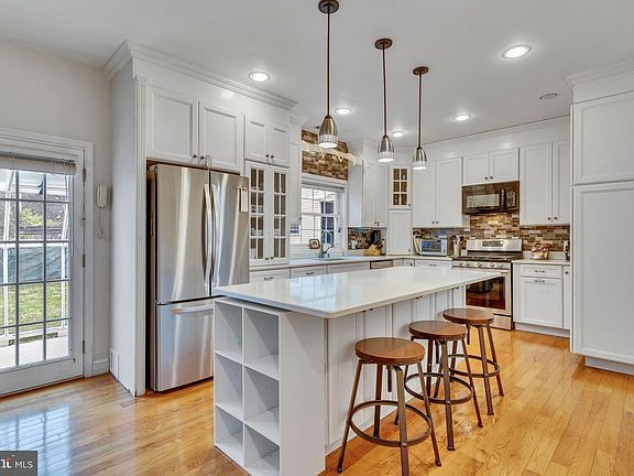 2nd image of 4 Burgundy Ct
