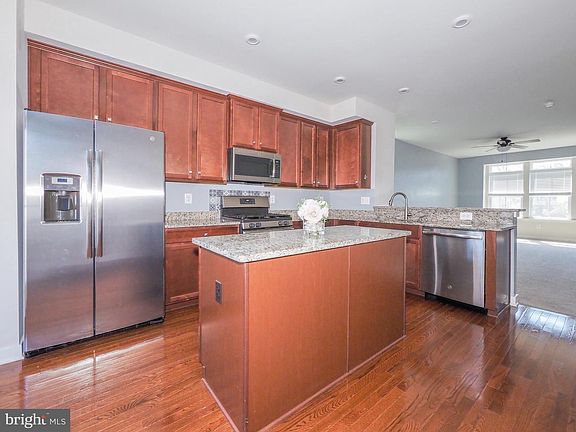4th image of 8116 Dewey Pl