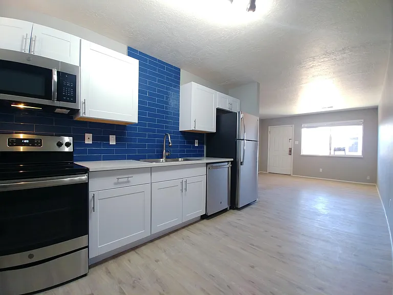 Contemporary, Loaded 2 Bed 2 Bath Apartment on Conchas Park — Photo 8
