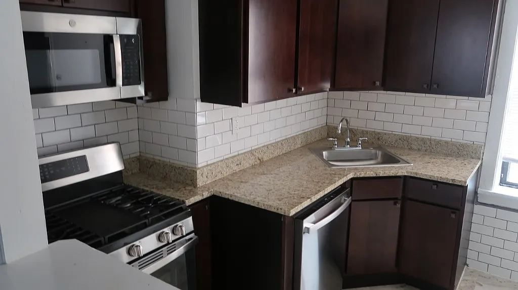 3 bed, 1.0 bath, 1100 sqft, $1,950 — Photo 2