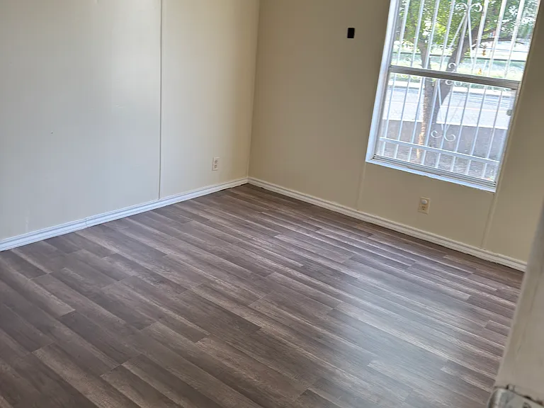 909 W Calais Pl — Photo 6
