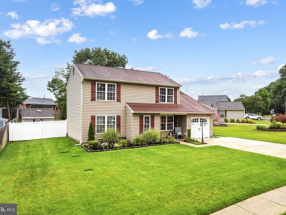 3rd image of 817 Richmond Dr