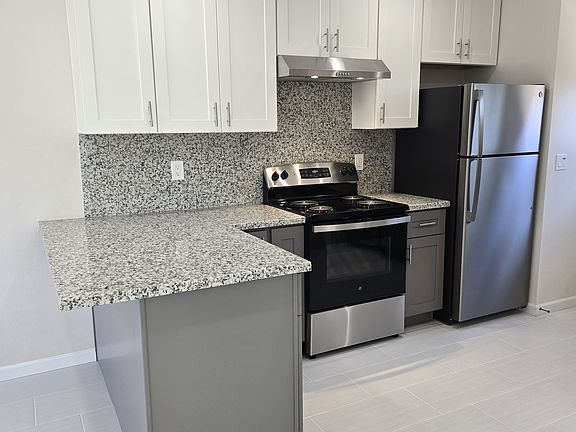 Kitchen with Eat-In Peninsula