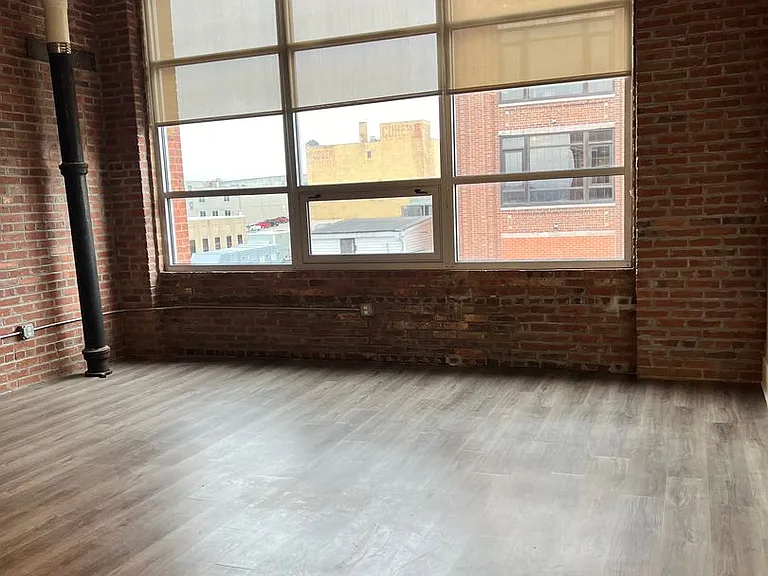 311 SW Water St — Photo 3