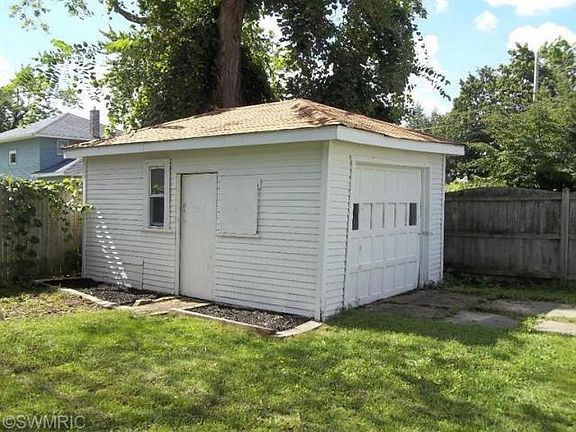 5th image of 137 Iroquois Ave