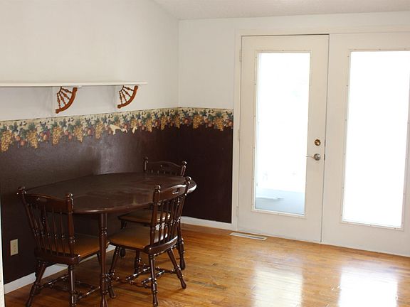 4th image of 619 E Bremer Ave