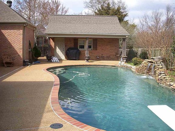 3rd image of 682 Green Oaks Ln