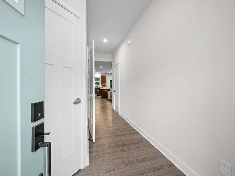 1051 Crescent Cove Ln — Photo 2
