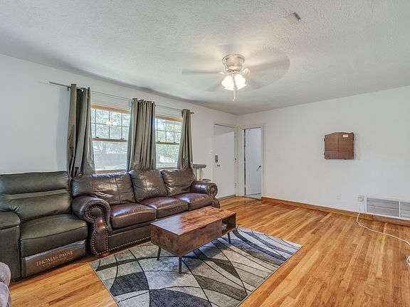 5th image of 3865 Whittier St
