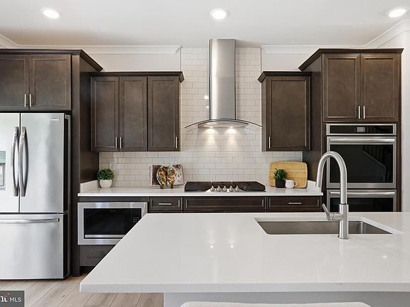 4th image of 2403 Woodlands Rd