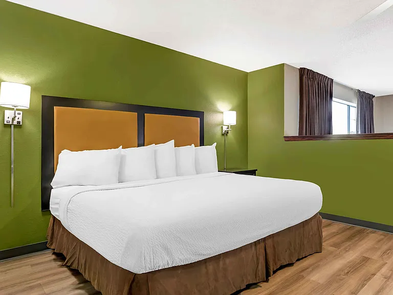 1 Bedroom Suite - 1 King Bed