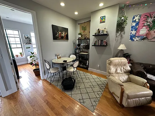 Rented by Premier Metro Realty Corp | media 4