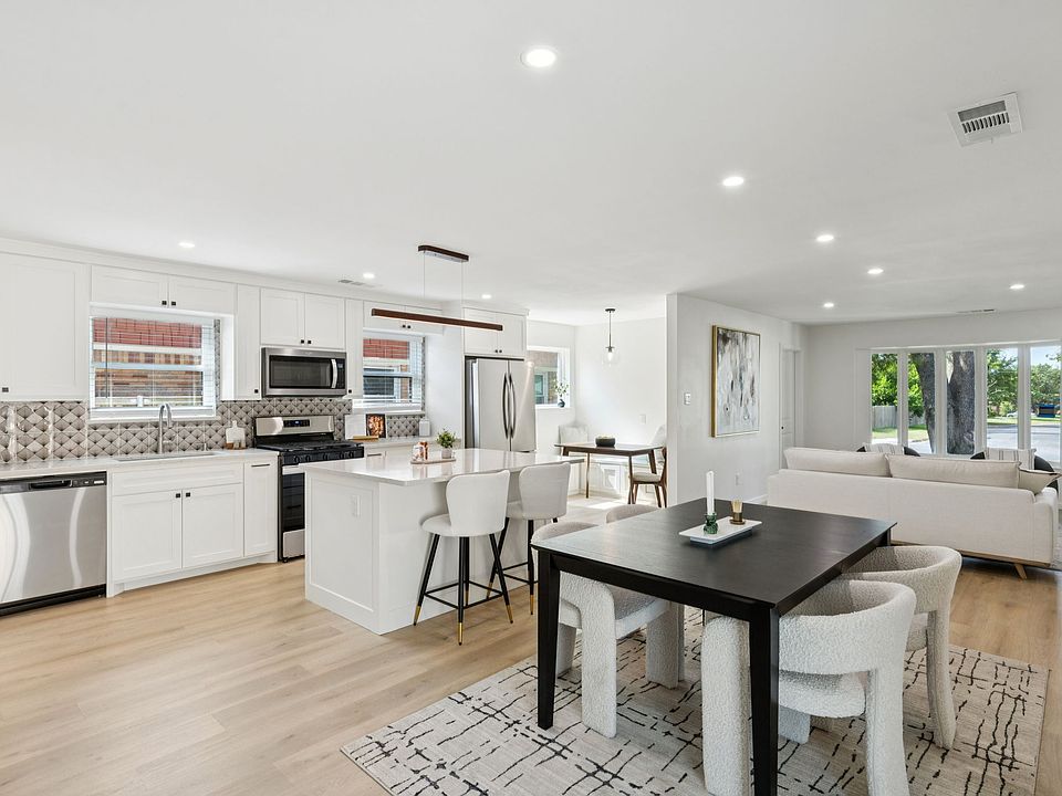 Living/dining area (Furniture is not included)
